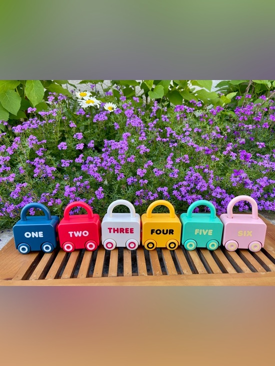 Montessori 6 piece educational toy set featuring vehicle shaped locks and key - Picture 4 of 7